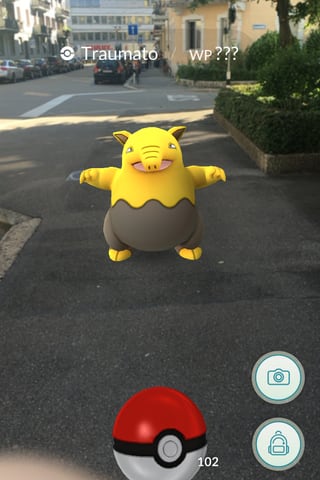 Ein knubliges gelbes Rüsseltier auf dem Trottoir. Ein knubliges gelbes Rüsseltier auf dem Trottoir.