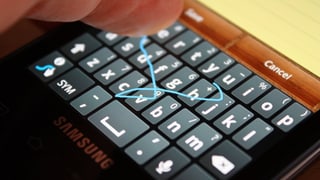 Eine Linie auf der Tastatur zeigt den Weg des Fingers an.