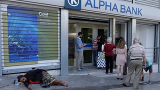 Menschen vor einer Bank