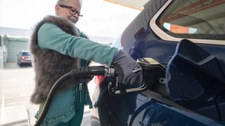 Eine Frau tankt an der Migrolino-Tankstelle in Stans, Kanton Nidwalden.