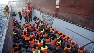 Flüchtlinge werden von der Küstenwache gerettet.