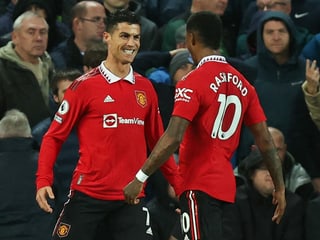 Cristiano Ronaldo lächelt breit und jubelt.