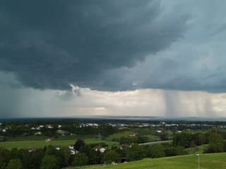 Dunkle Wolken mit Regenvorhang