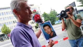 Ein Vater zeigt ein Bild seines getöteten Sohns.
