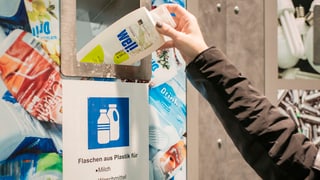 Einwurf für Plastikflaschen in einem Supermarkt. 