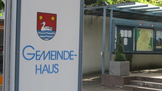 Schild mit Gemeindewappen vor dem Gemeindehaus in Oberentfelden