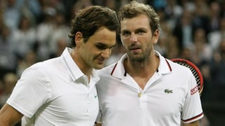 In Wimbledon stand Roger Federer gegen Julien Benneteau kurz vor dem Aus. 