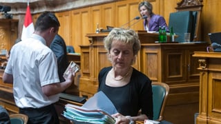 Bundesrätin Widmer-Schlumpf verlässt ihren Platz nach der Debatte um den Steuerstreit der Schweizer Banken mit den USA. Bundesrätin Widmer-Schlumpf verlässt ihren Platz nach der Debatte um den Steuerstreit der Schweizer Banken mit den USA.