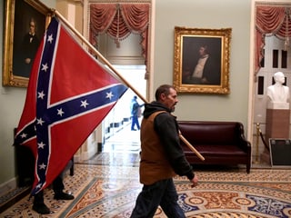 Mann im Kapitol mit Konföderierten-Flagge