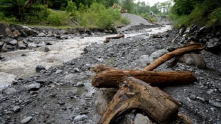 Aufräumarbeiten an der Melchaa nach dem Unwetter am vergangenen Dienstag.