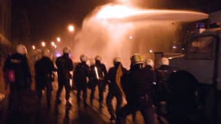 Polizisten mit Wasserwerfer in Bern 2003 Polizisten mit Wasserwerfer in Bern 2003