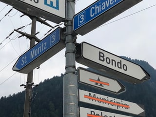 Wegweiser mit durchgestrichenen Ortsnamen