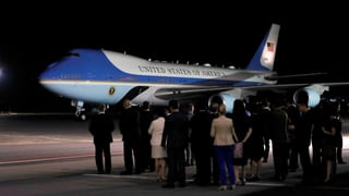 Air Force One steht auf einem Rollfeld. Air Force One steht auf einem Rollfeld.