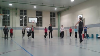 Frauen in der Sporthalle
