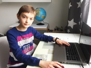 Ein Junge lacht in die Kamera