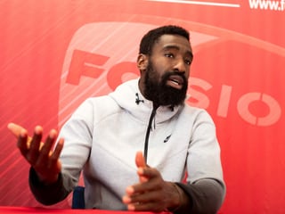 Johan Djourou an einer Medienkonferenz. Johan Djourou an einer Medienkonferenz.