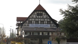 Grosses Haus mit spitzem Dach Grosses Haus mit spitzem Dach