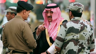 Der neue saudische Kronprinz im Gespräch mit zwei Militärangehörigen