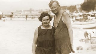 Schwarz-weiss Aufnahme des Paares Brupbacher in Badekleidung am Strand.