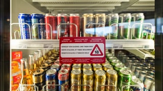 Ein Kühlschrank mit Bier in einer Tankstelle in Stans (Nidwalden)