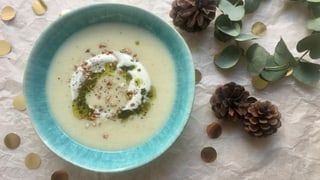 Peterliwurzsuppe mit Peterli-Öl und geröstetem Buchweizen. Peterliwurzsuppe mit Peterli-Öl und geröstetem Buchweizen.