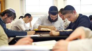 Junge jüdische Männer an einer Bibelschule.