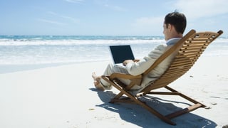 Laptop im Urlaub nutzen: Manche können es auch am Strand nicht lassen.