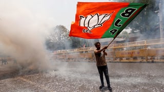ein Mann mit einer Flagge, darauf steht gross BJP. ein Mann mit einer Flagge, darauf steht gross BJP.