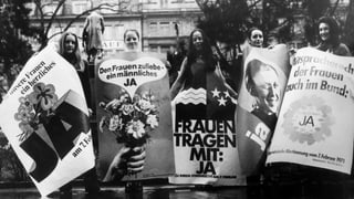 Altes Bild von demonstrierenden Frauen mit Plakaten in den Händen Altes Bild von demonstrierenden Frauen mit Plakaten in den Händen