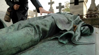 Ein Besucher fasst den Lendenbereich der Bronzestatue auf dem Grab des französischen Journalisten Victor Noir an.