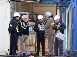 Schettino mit Fachleuten auf dem Wrack der «Costa Concordia»
