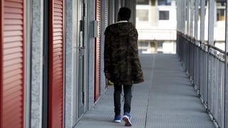 Ein Jugendlicher geht alleine auf dem Treppenhaus im Asylzentrum Genf. Ein Jugendlicher geht alleine auf dem Treppenhaus im Asylzentrum Genf.