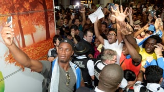 Kanadische Fans jubeln Didier Drogba bei dessen Ankunft zu. 