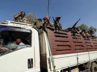 Bewaffnete Männer auf einem Lastwagen 