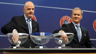 Uefa-Generalsekretär Gianni Infantino und Wettbewerbsdirektor Giorgio Marchetti mischen die Kugeln