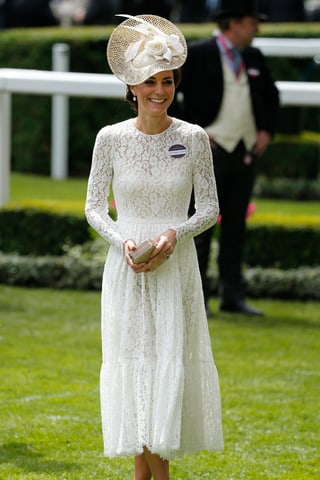 Herzogin Catherine in einem weissen Kleid mit weissem Hut.