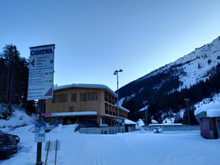 Holzgebäude an der Langlaufloipe