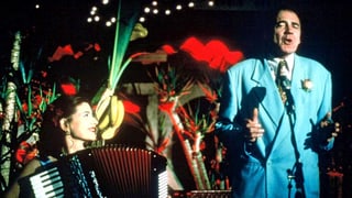 Eine Frau spielt an der Handorgel und ein Mann singt.