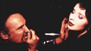 Dennis Hopper hält sich eine Sauerstoffmaske ans Gesicht und greift nach Isabella Rossellini.