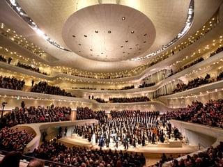 Ein voller ovaler Konzertsaal.