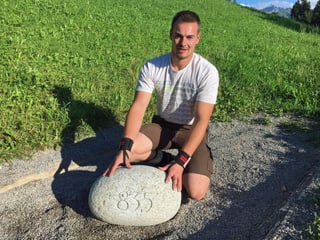 Ein Mann mit einem grossen Stein