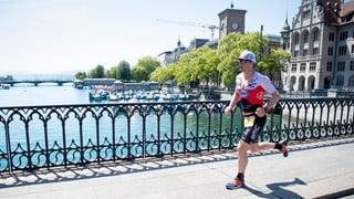 Der Schweizer Triathlet Ronnie Schildknecht läuft in der Zürcher Innenstadt den Ironman-Marathon.