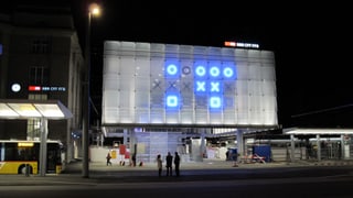 Blaue Zeichen leuchten am Bahnhof St. Gallen