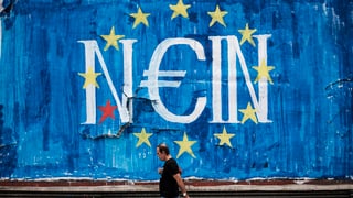 Ein riesiges blaues Graffiti mit einem «NEIN» und dem «E» als Euro-Zeichen.