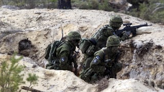 Estnische Soldaten in einem Graben.