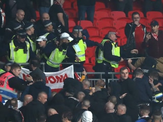 Prügelnde Personen auf der Tribüne. Prügelnde Personen auf der Tribüne.