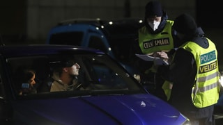 Grenzpolizisten kontrollieren Automobilisten