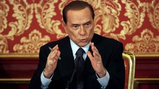 Silvio Berlusconi spricht während einer Pressekonferenz.