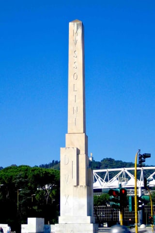 Heller Obelisk umgeben von Verkehr. Heller Obelisk umgeben von Verkehr.