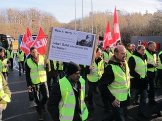 Mit Fahnen, Leuchtwesten und Kuhglocken verschaffte sich die Scintilla-Belegschaft Aufmerksamkeit.
